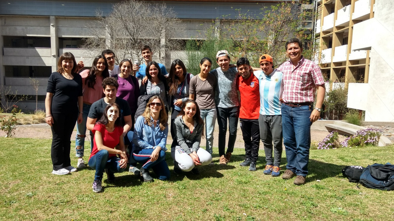 imagen Estudiantes y profesores de Geografía reunidos en proyecto de tutoría y acompañamiento