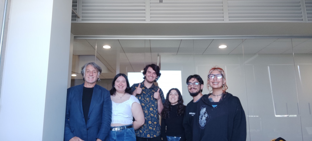 imagen Horacio Chiavazza junto a algunos de los alumnos y personal del magister, en Chile