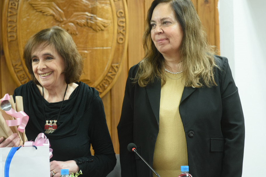 imagen Ana María Shua, Doctora Honoris Causa de la UNCUYO, junto a la vicedecana de la FFyL