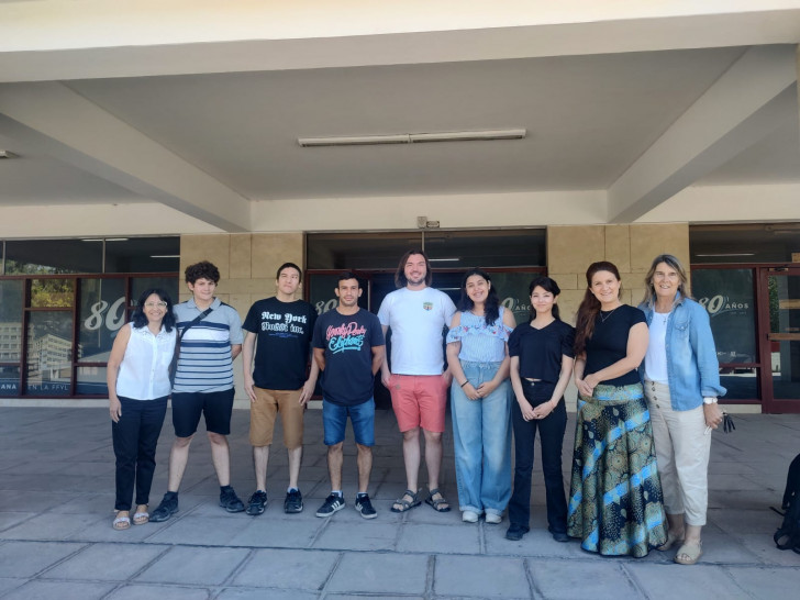 imagen Estudiantes de  la FFyL participaron de una experiencia única en el Archivo Arizu