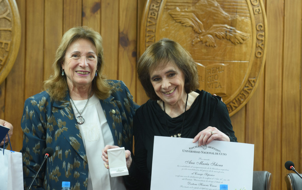 imagen La Rectora de la UNCUYO junto a la homenajeada
