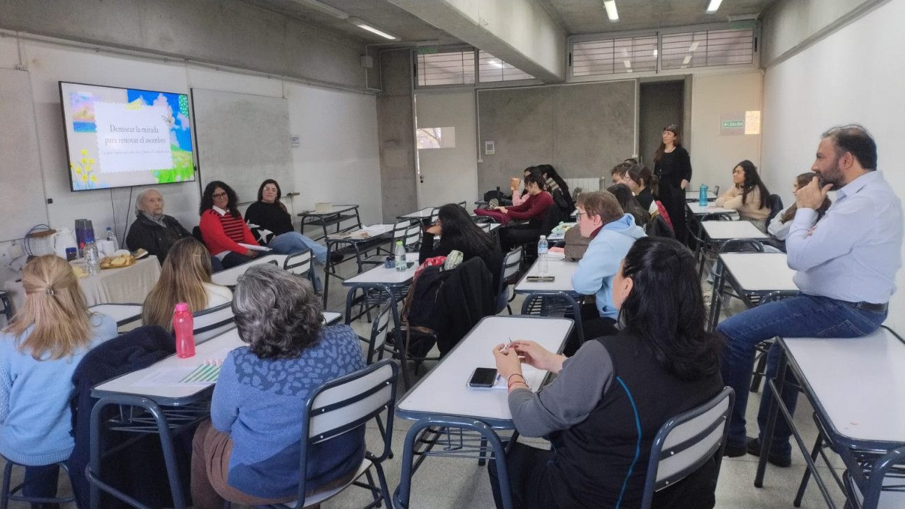 imagen Se realizó en la FFyL el conversatorio "¿Poesía para jóvenes?"