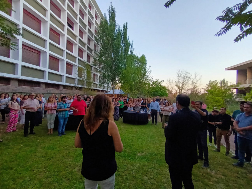 imagen Los jardines de la FFyL se engalanaron para recibir el Brindis de Fin de Año 2022