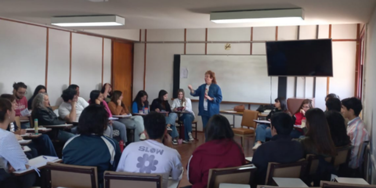 imagen Estrategias para despertar el interés por la lectura en adolescentes: conversatorio abierto en la FFyL