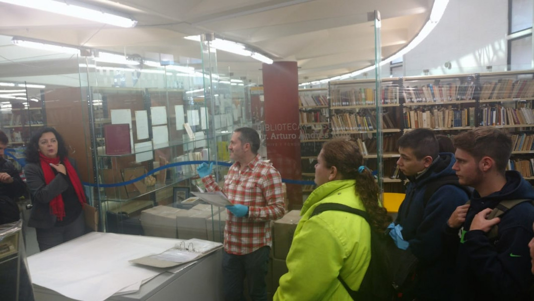 imagen Estudiantes visitaron el Centro de Documentación Histórica de la Biblioteca Central de la UNCuyo