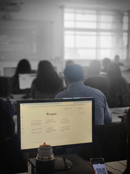 imagen Capacitación en tecnologías de inteligencia artificial y diseño digital para personal administrativo y de gestión