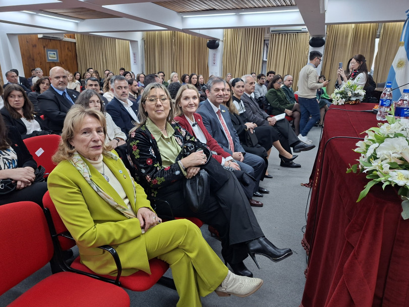 imagen Se realizó el Acto de Asunción y Juramento de las autoridades reelectas de la FFyL 