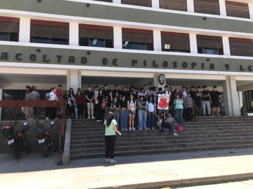 imagen FFyL en territorio: Estudiantes de intercambio realizaron una actividad intercultural en una escuela secundaria de Lavalle