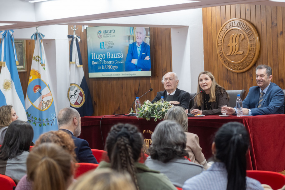 imagen La UNCUYO otorgó el Doctorado Honoris Causa al Dr. Hugo Francisco Bauzá en una emotiva ceremonia en la FFyL