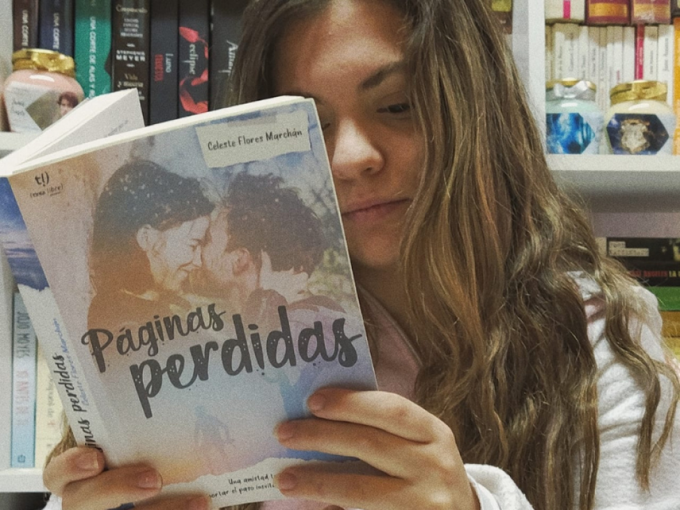 imagen Celeste Flores Marchan, la estudiante de nuestra facultad que presentó su novela en la Feria del Libro de Buenos Aires