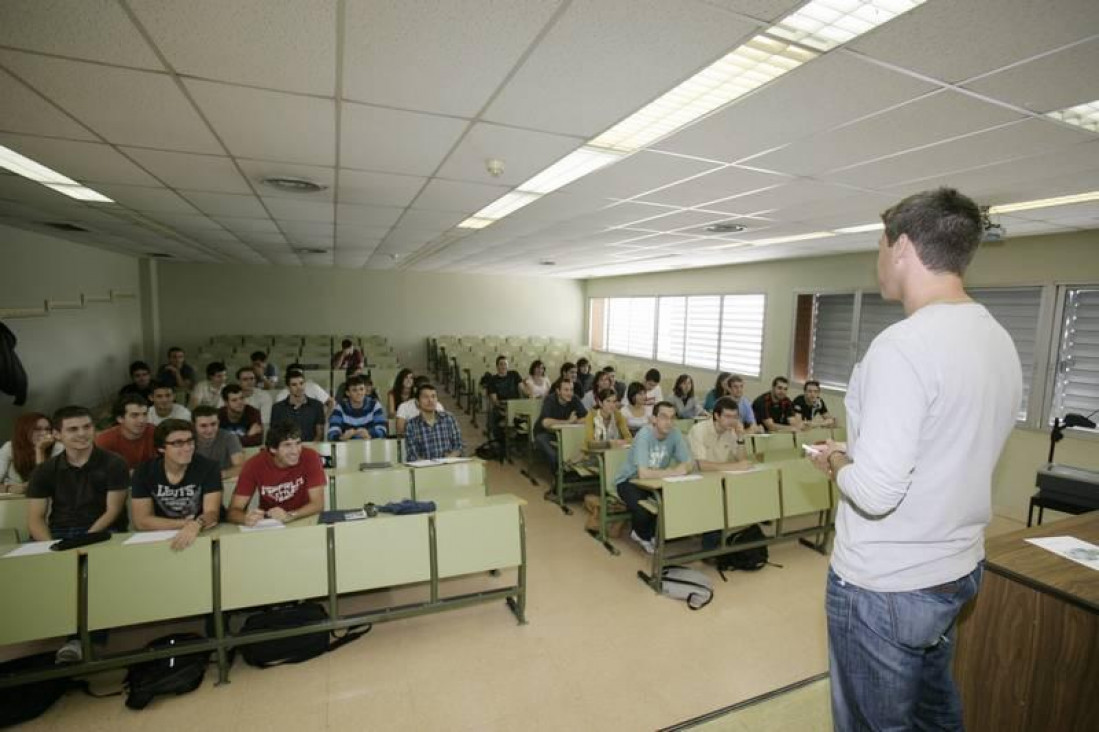 imagen Charla "Inserción laboral docente del estudiante avanzado y del recién egresado. Primeros pasos"