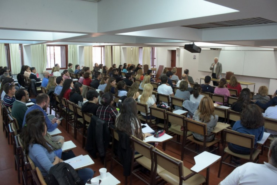 imagen Luis Alberto Romero analizó la democracia en Argentina en la Facultad