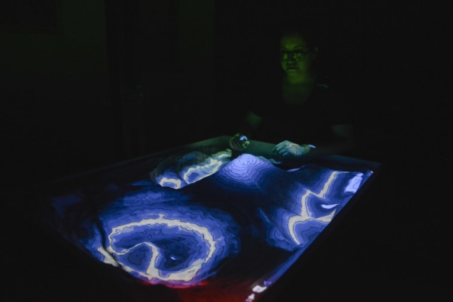 imagen El experimento consiste en un cajón de arena, una cámara 3D, un proyector, una computadora y un software libre.