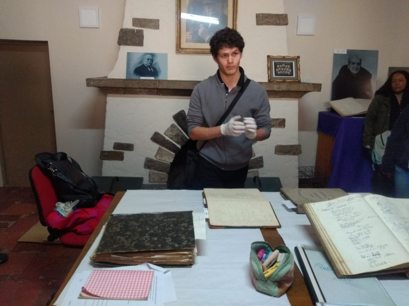 imagen Estudiantes de  la FFyL participaron de una experiencia única en el Archivo Arizu