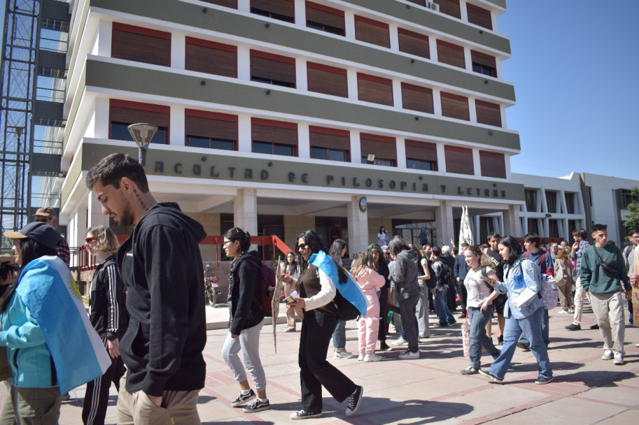 imagen Masiva marcha en defensa de la universidad pública