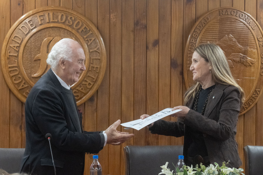imagen La UNCUYO otorgó el Doctorado Honoris Causa al Dr. Hugo Francisco Bauzá en una emotiva ceremonia en la FFyL