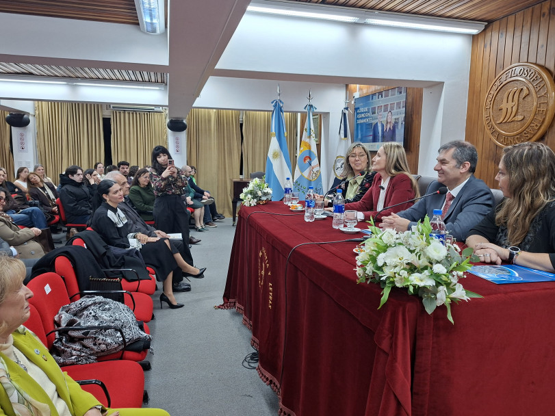 imagen Se realizó el Acto de Asunción y Juramento de las autoridades reelectas de la FFyL 
