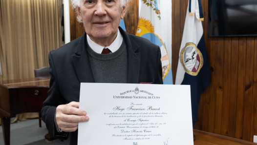imagen La UNCUYO otorgó el Doctorado Honoris Causa al Dr. Hugo Francisco Bauzá en una emotiva ceremonia en la FFyL
