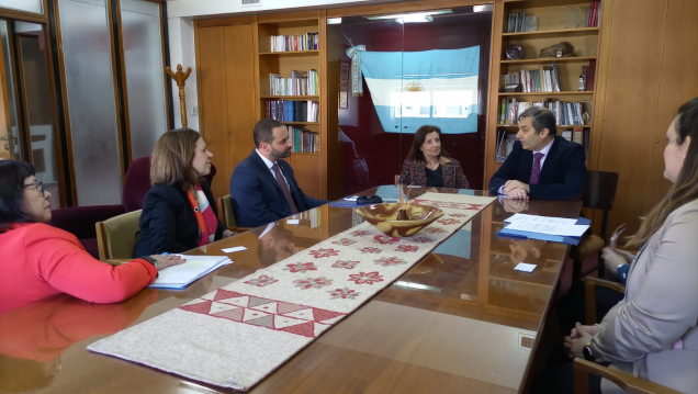 imagen Una delegación de la Embajada de Estados Unidos en Argentina visitó la FFyL