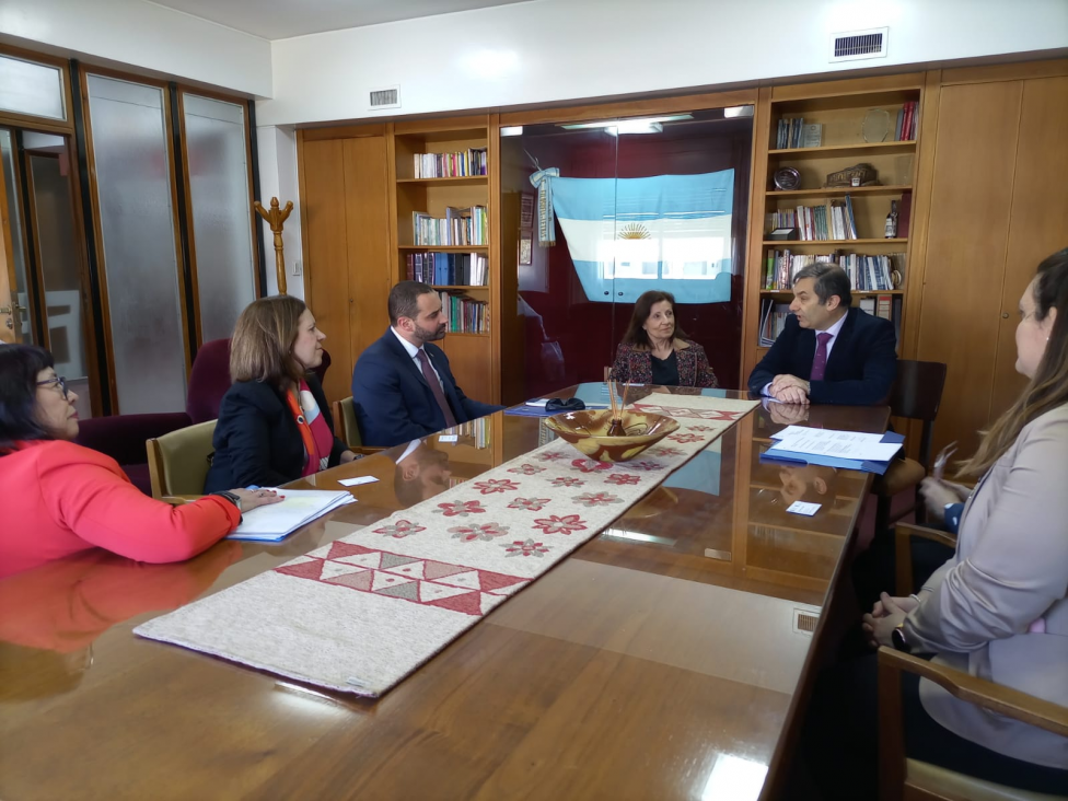 imagen Una delegación de la Embajada de Estados Unidos en Argentina visitó la FFyL