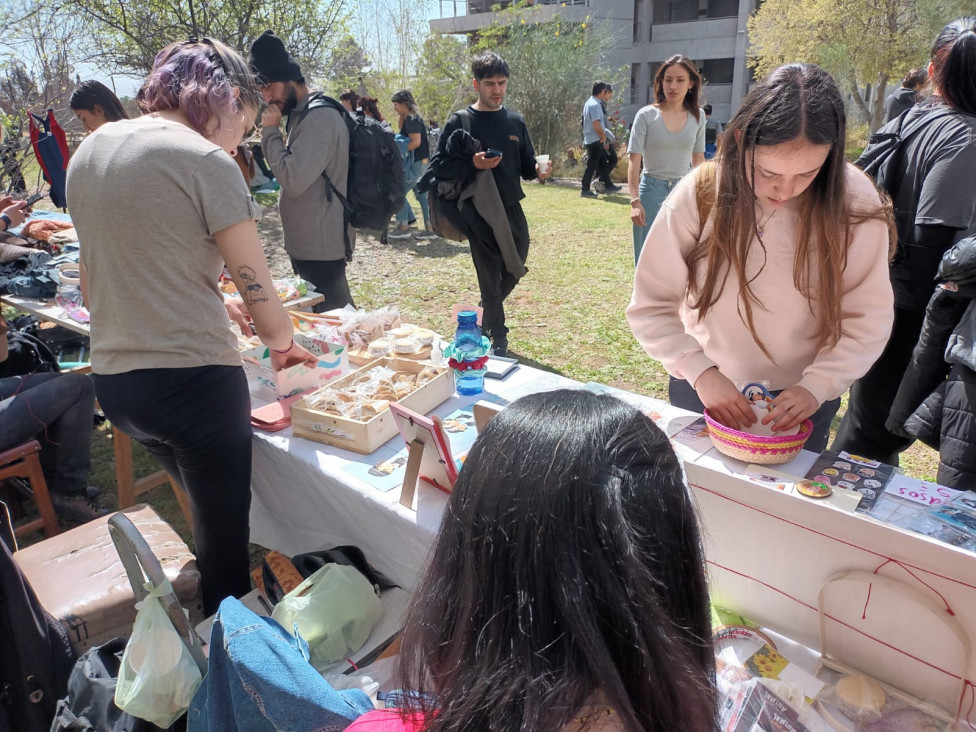 imagen Estudiantes festejan la semana estudiantil en la FFyL