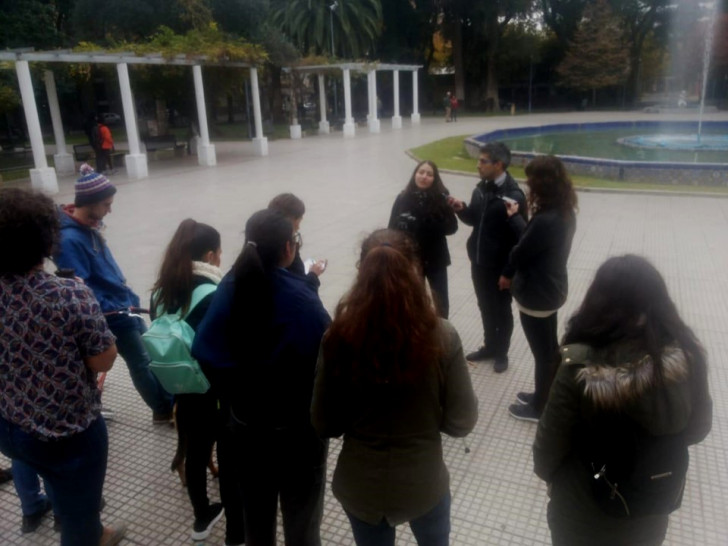 imagen Futuros técnicos universitarios en francés filman su última experiencia en las plazas de Mendoza