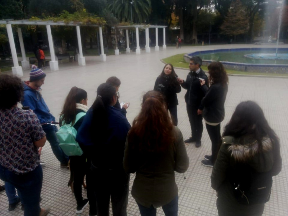 imagen Futuros técnicos universitarios en francés filman su última experiencia en las plazas de Mendoza