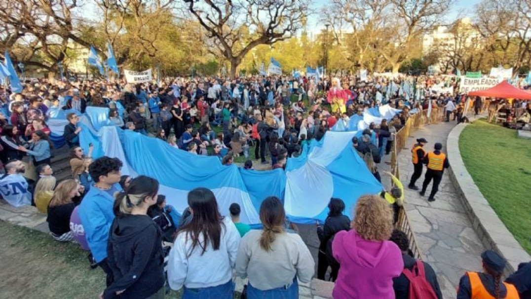 imagen La plaza Independencia se colmó con la marcha universitaria.