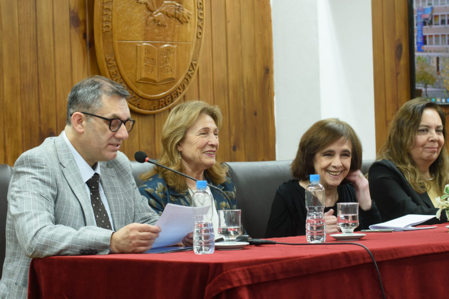 imagen El Decano de la FFyL agradeció a la flamante Doctora Honoris Causa