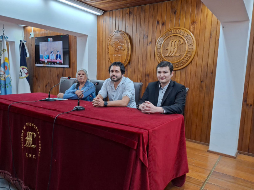 imagen (De der. a izq.): El Lic. Joaquín Vasquez, el Dr. Felipe Hasler (ambos de la Universidad de Chile) y la escritora Liliana Claudia Herrera Salinas.