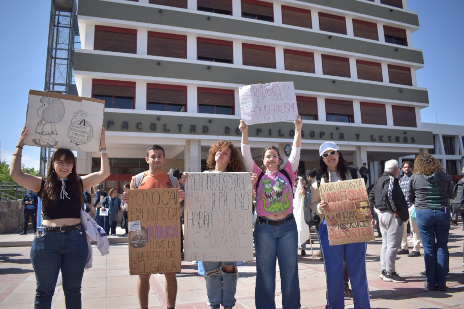 imagen Masiva marcha en defensa de la universidad pública