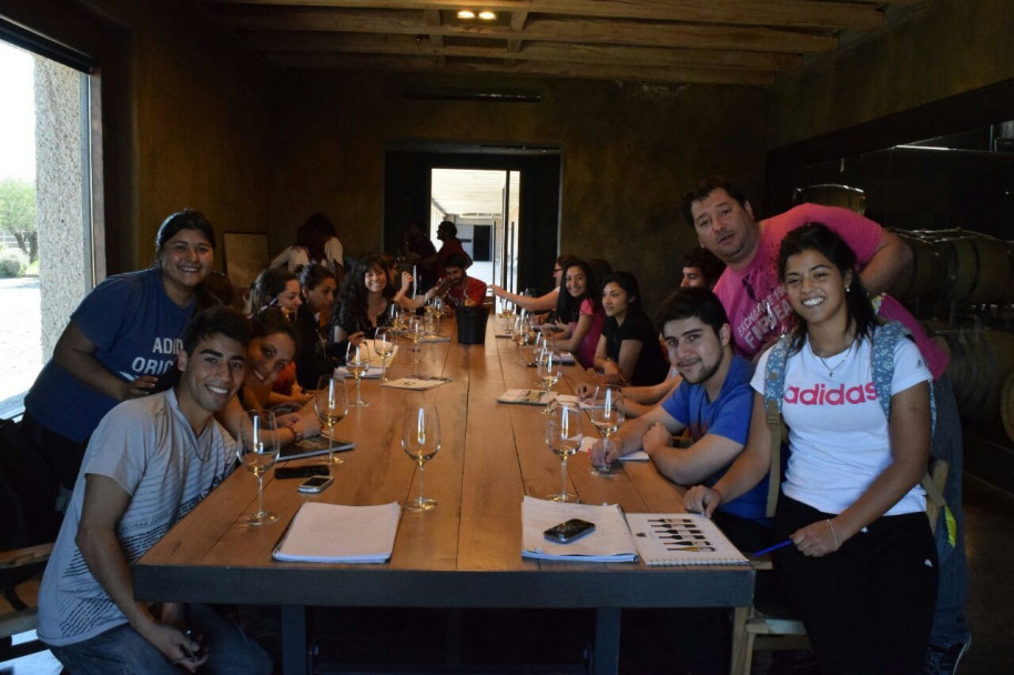 imagen Estudiantes de Turismo visitaron la Bodega Atamisque