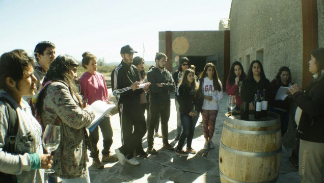 imagen Estudiantes de primer año de Turismo visitaron la bodega Atamisque