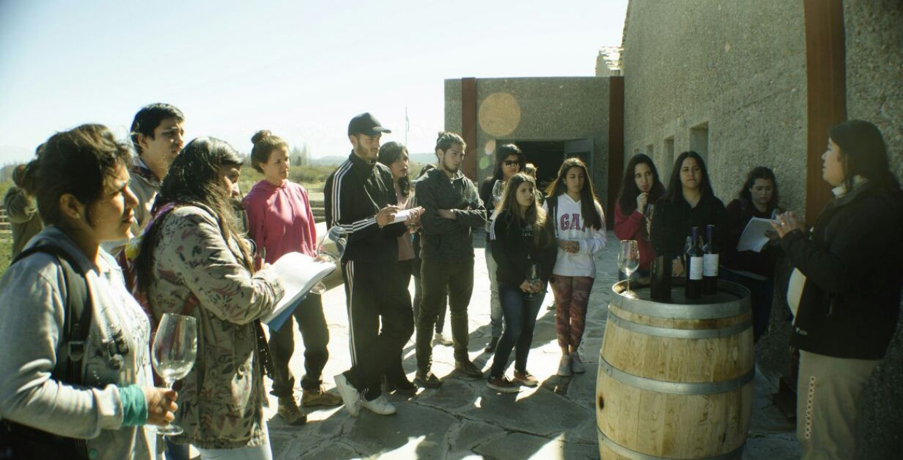 imagen Estudiantes de primer año de Turismo visitaron la bodega Atamisque