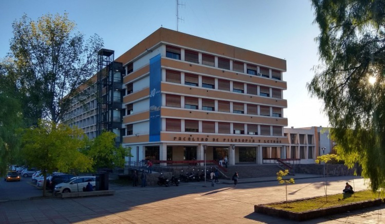 imagen Llamado a Contratación Directa  para adquisición de insumos para pintar el edificio de la FFyL