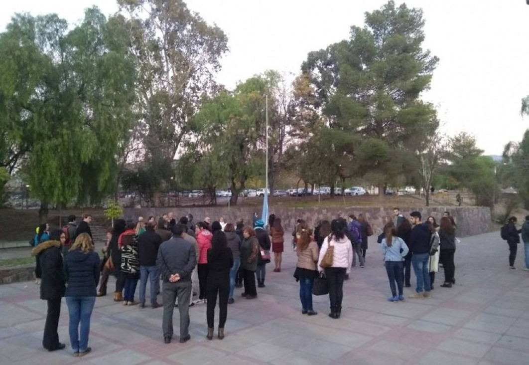 imagen Invitación a izamiento de la Bandera Nacional: 24 de mayo, a las 8.15 en la explanada