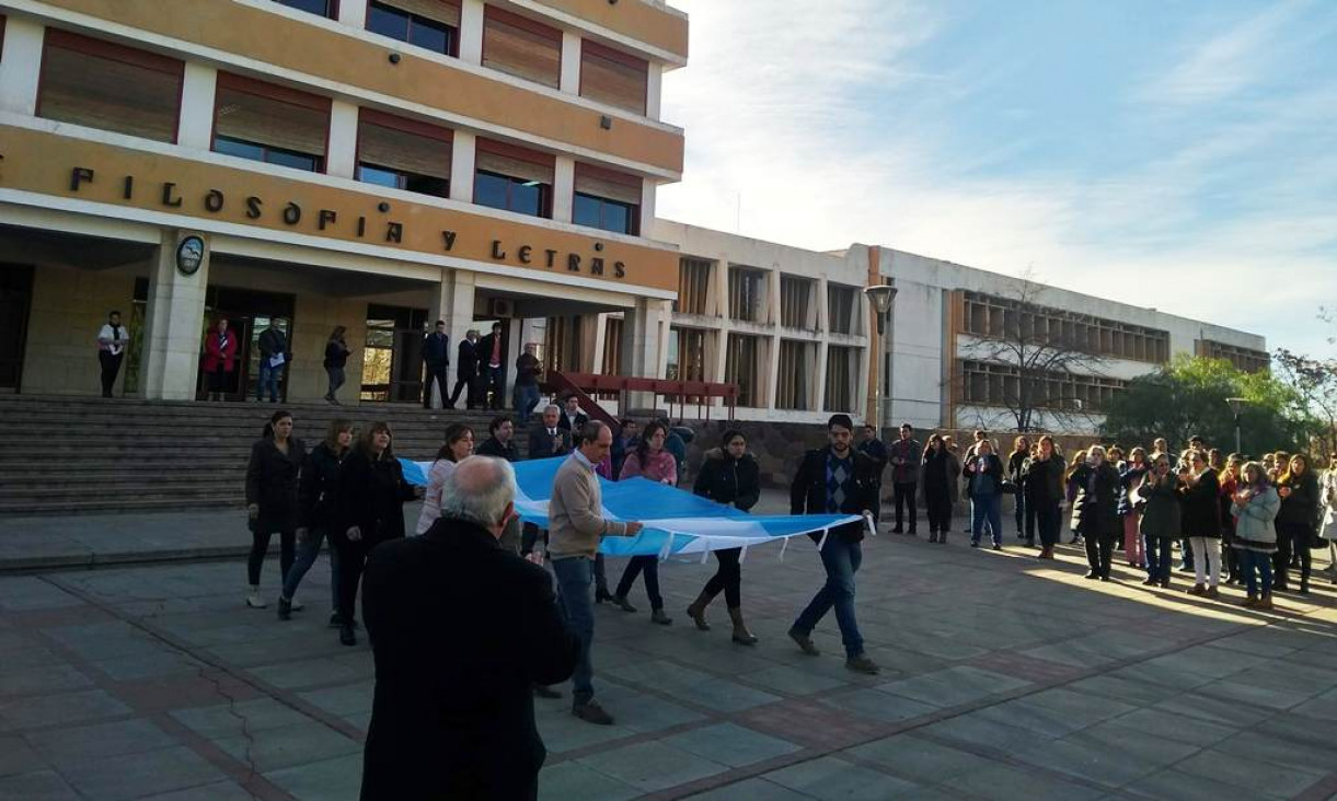 imagen La FFyL inauguró nuevo mástil e izó la Bandera Nacional en conmemoración del 20 de junio