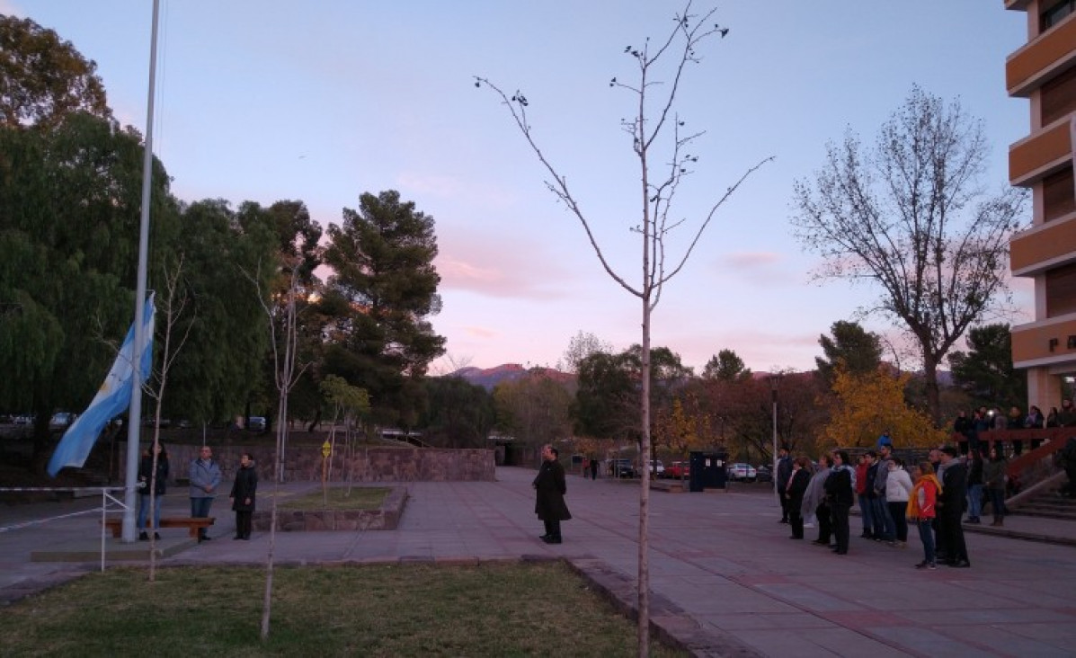 imagen Invitación a izamiento de la Bandera Nacional: 19 de junio, a las 8.15 en la explanada