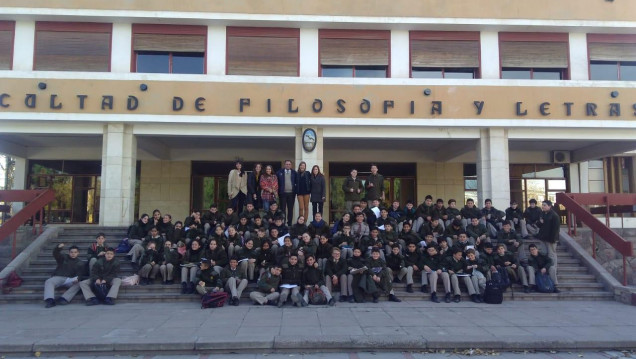 imagen Alumnos del Liceo Militar Gral. Espejo visitaron la FFyL