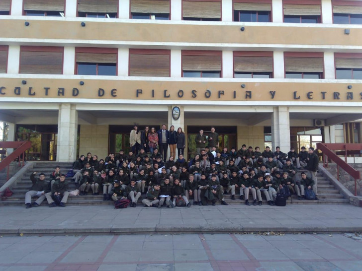 imagen Alumnos del Liceo Militar Gral. Espejo visitaron la FFyL