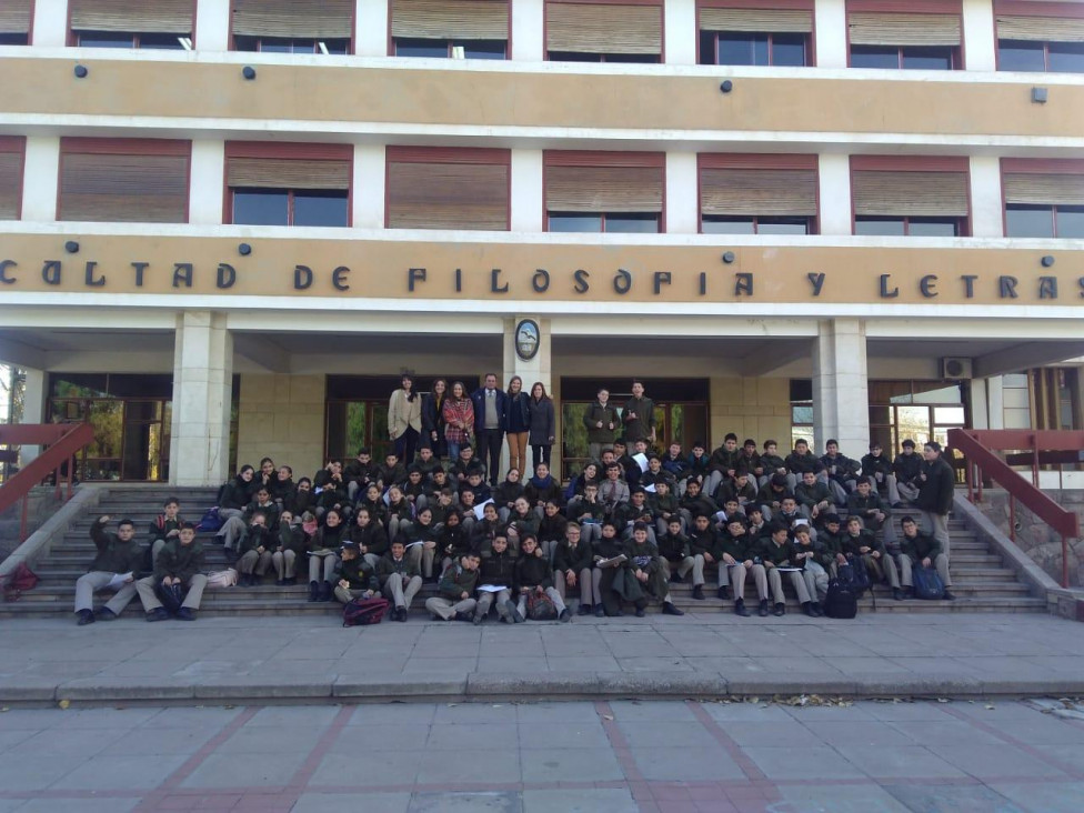 imagen Alumnos del Liceo Militar Gral. Espejo visitaron la FFyL