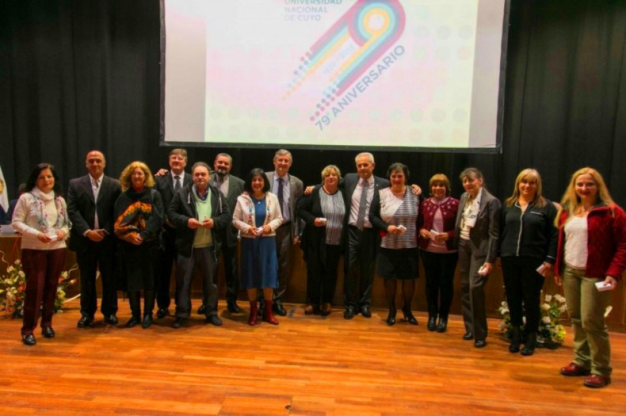 imagen Entrega de medallas en el acto por el aniversario de la UNCuyo 2018