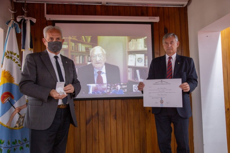 imagen Cueto y Pizzi muestran el diploma que le será enviado al nuevo Doctor Honoris Causa