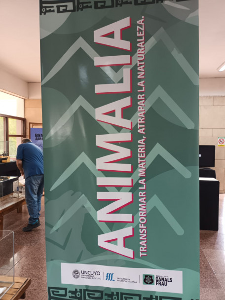 imagen "Animalia" ya se exhibe en el Hall de Ingreso a la FFyL