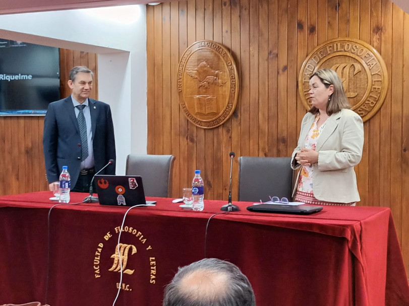 imagen El Dr. Gustavo Zonana y la Prof. Mgtr. María Verónica Carrizo Mercau (FFyL-UNCUYO).