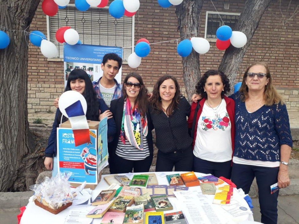 imagen El Departamento de Francés estuvo presente en el "Mercadito de Plaza Francia"