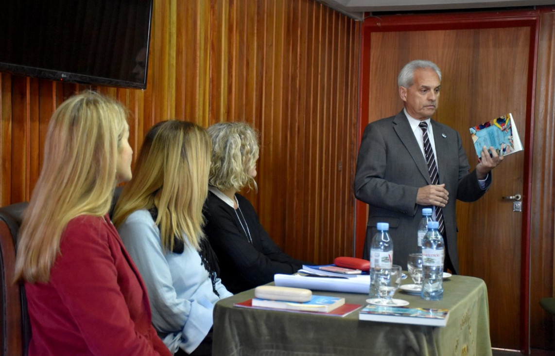 imagen Se presentó un libro vanguardista en actualización e innovación curricular