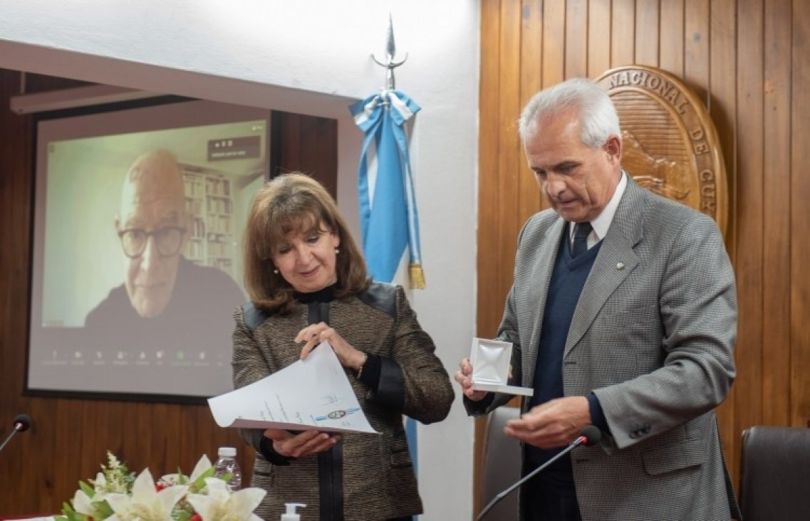 imagen Filósofo francés se convirtió en el nuevo Doctor Honoris Causa de la UNCUYO