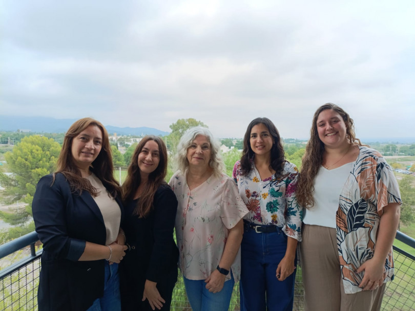 imagen De izquierda a derecha: Lic. Paula Eede, Prof. Joselina Bittar, Lic. Griselda García, Lic. Julia Bravín, Prof. Georgina Lahún.