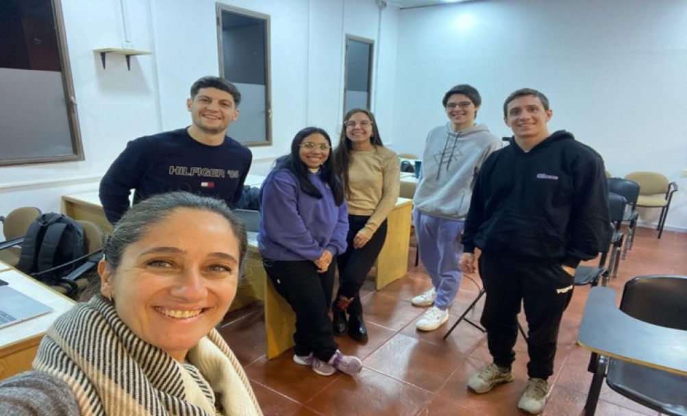 imagen Estudiantes con la prof. Alfandari